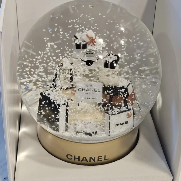 Chanel #5 Rare Snow Globe w/Mini Bags NWB - Picture 2 of 4